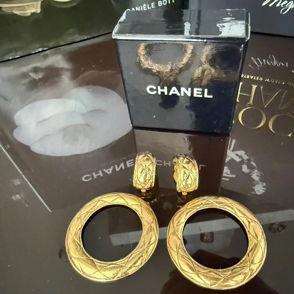 LOT 2137 24K gold plated CHANEL vintage clip on earrings